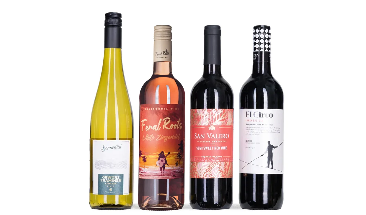 Набор вина - Полусладкий поцелуй у ёлки, По бутылке белого и розового и 2 бутылки красного